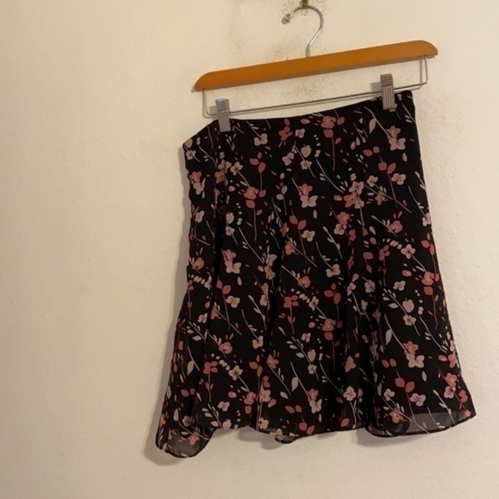 EXPRESS BLACK FLORAL SKIRT SIZE 3/4